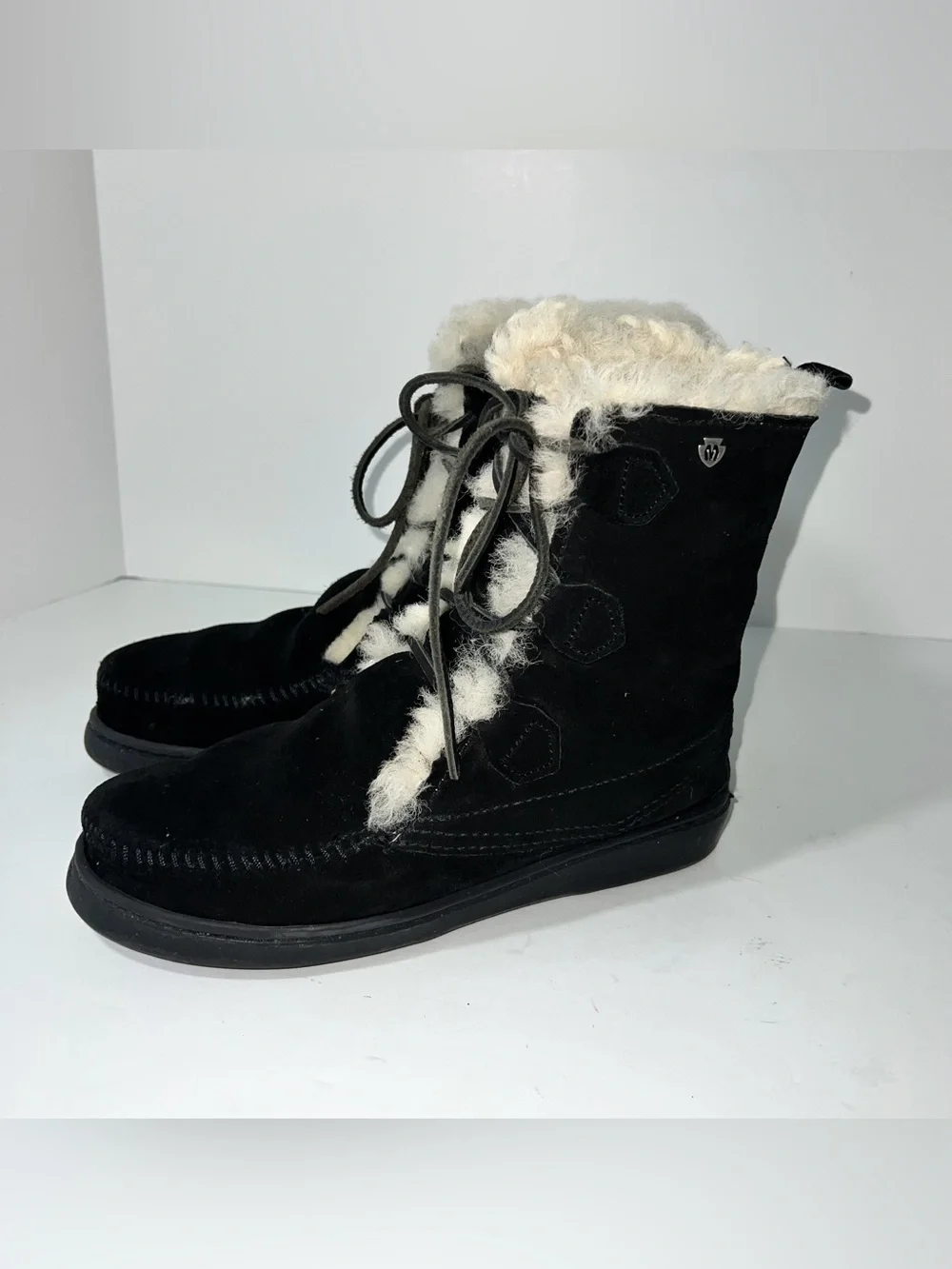 Minnetonka Black Suede Shearling Fur Laced Ankle Boots Women's Size 8 Winter